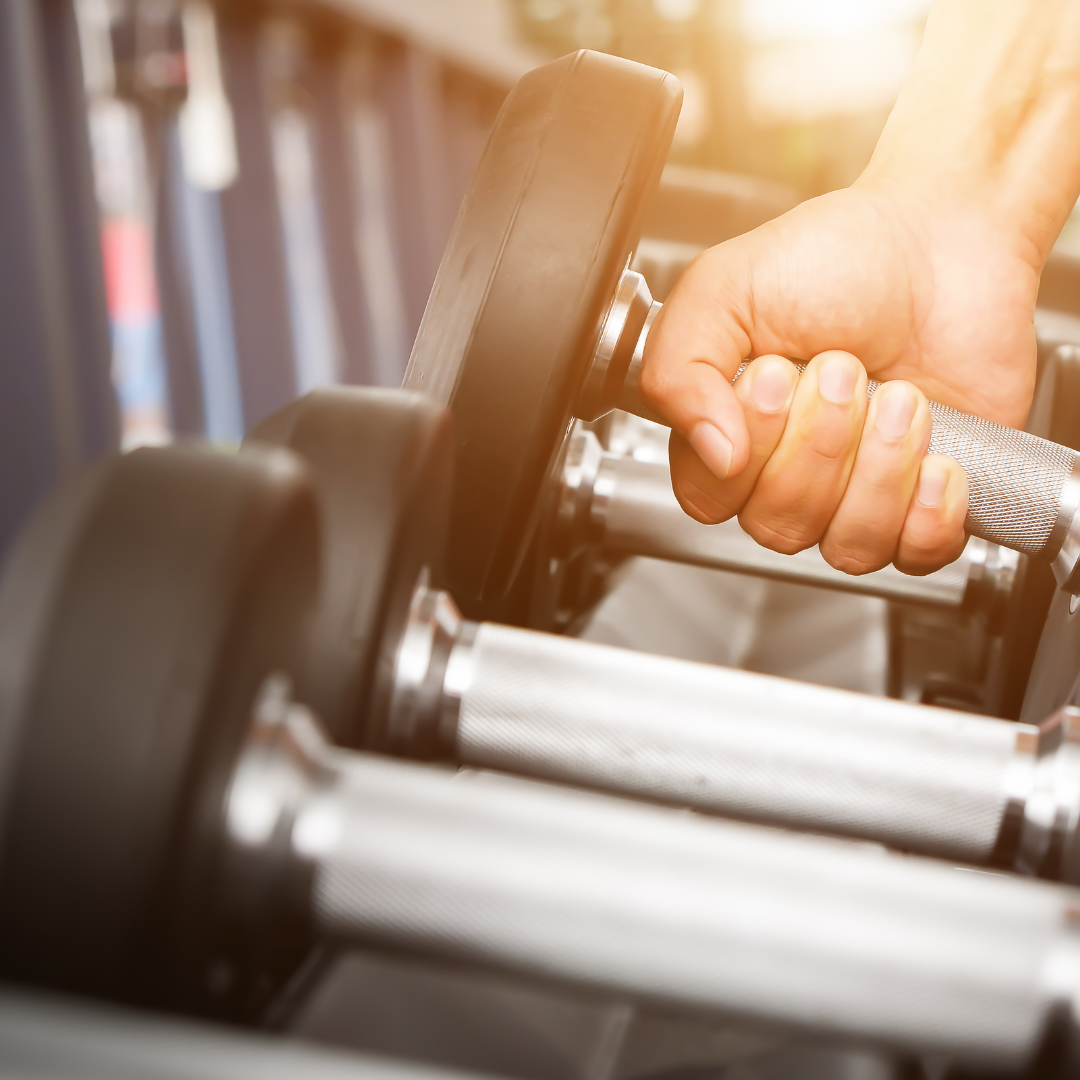 Cómo progresar con mancuernas si eres principiante: Gana fuerza desde casa